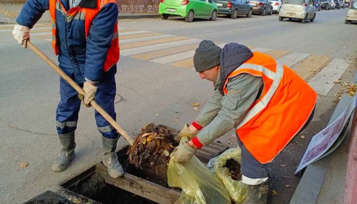 В Иркутске начали закрывать на зиму решетки ливневой канализации