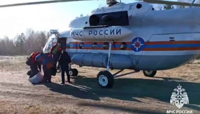 Баржа застряла во льдах в Катангском районе (Видео)
