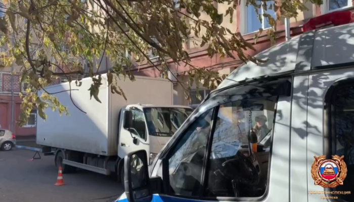 Грузовик насмерть сбил пенсионерку в одном из дворов Ленинского района Иркутска