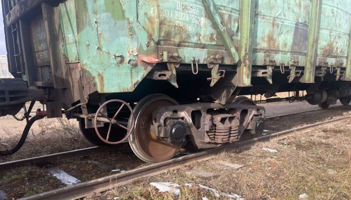 В Зиме тепловоз с вагонами сошли с рельсов
