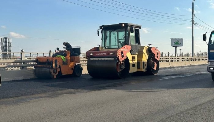 В Иркутске на нескольких мостах ремонтируют покрытие