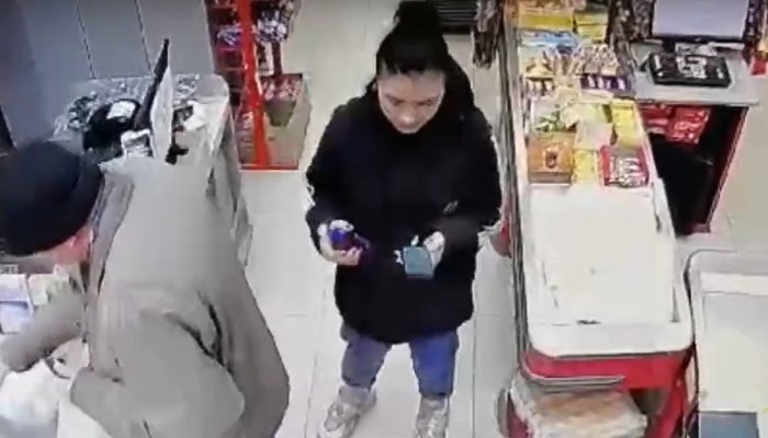 Воровку мобильного телефона ищут в Иркутске (Видео)