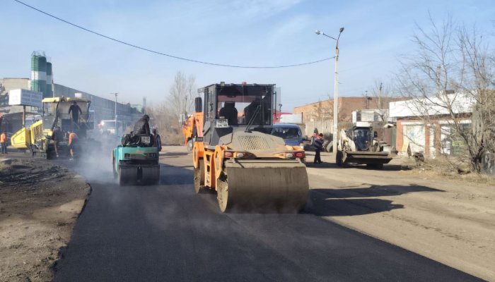 Четыре участка дорог в Иркутске отремонтировали за неделю большими асфальтовыми картами