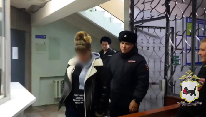 В Саянске задержали женщину, которая напала на подругу сына (Видео)