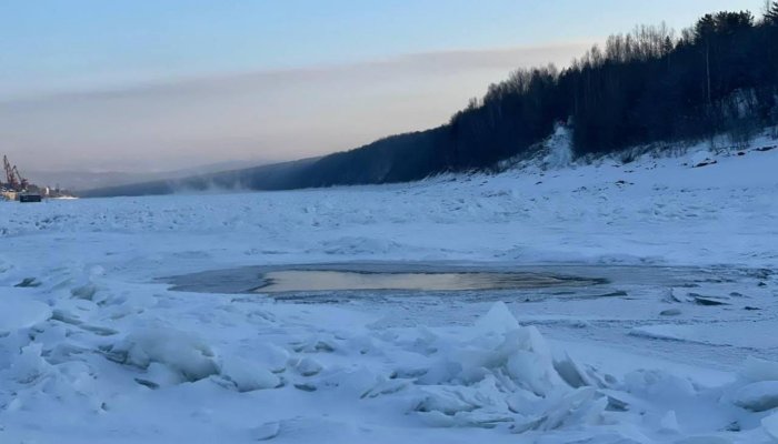 Женщина утонула из-за провала автомобиля под лед в Бодайбо