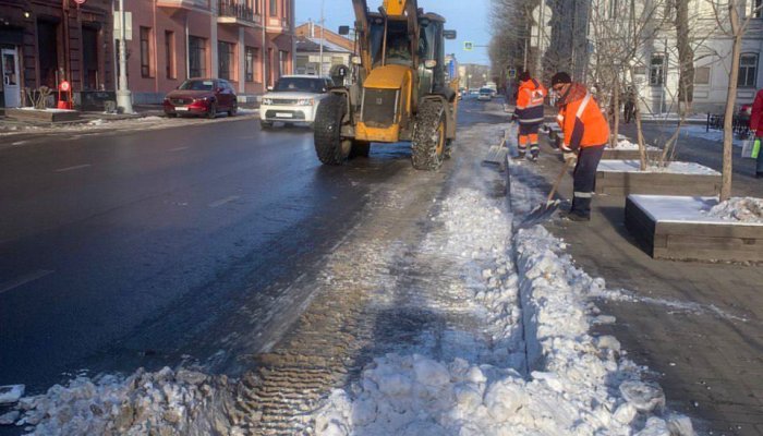 Почти 300 тонн снега собрали за выходные с улиц Иркутска