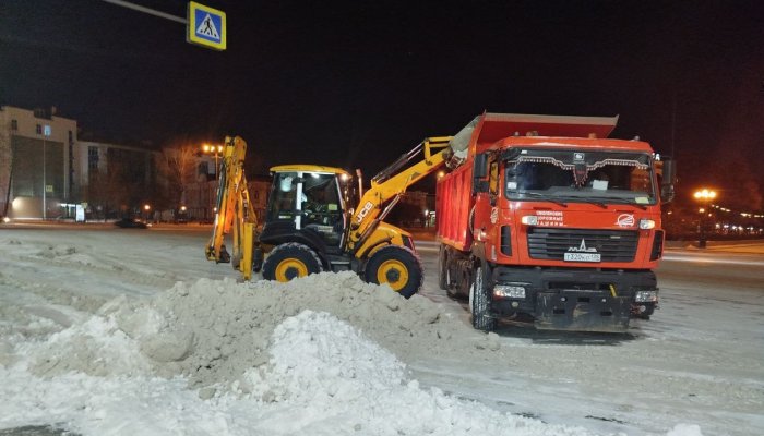 На выходных в Иркутске велась круглосуточная уборка снега