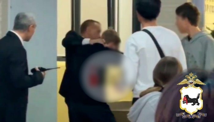 В Иркутске полиция разбирается в конфликте между подростками и охранником в ТЦ