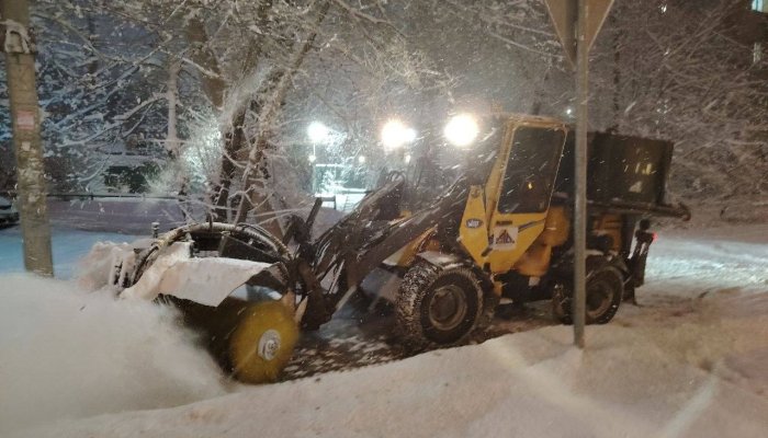 В Иркутске прошедшей ночью велась усиленная уборка снега