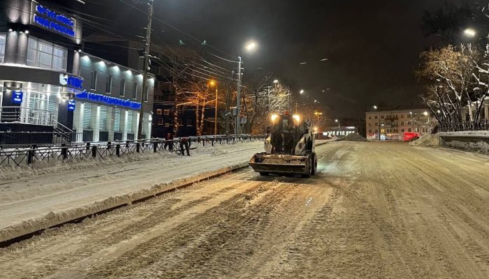 Ночью с улиц Иркутска продолжался вывоз снега