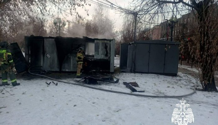 Бытовой вагончик загорелся в сквере Кирова в Иркутске