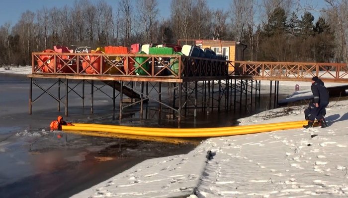 Школьникам из Иркутска показали особенности поведения на льду и спасения утопающих