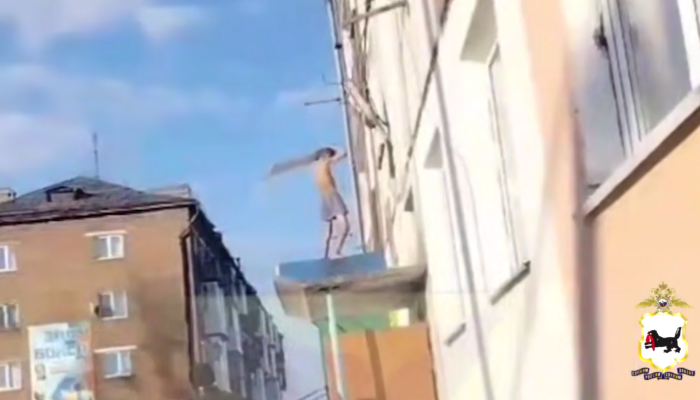 В Тулунском районе мужчина в нижнем белье устроил дебош на козырьке магазина (Видео)