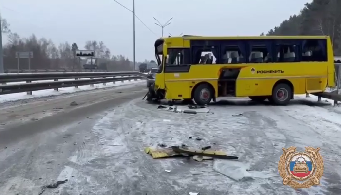 В Ангарском городском округе автобус столкнулся с большегрузом