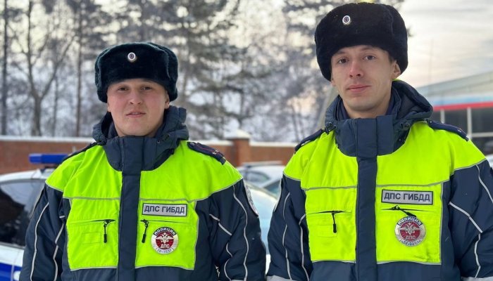 В Иркутске сотрудники Госавтоинспекции помогли доставить больного пенсионера в больницу (Видео)