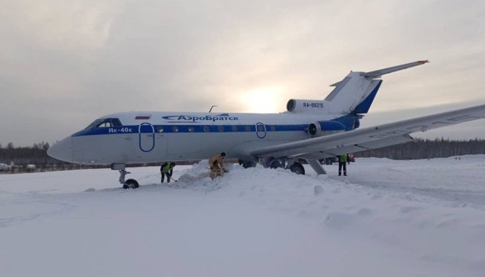 Самолет Братск — Олекминск при посадке выехал за пределы взлетно-посадочной полосы