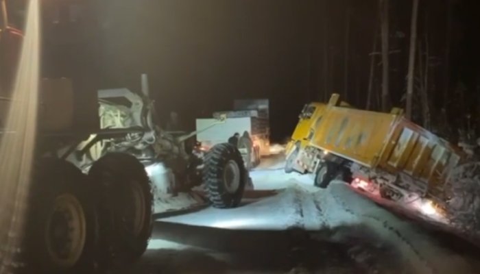 В Киренске полицейские помогли вытащить самосвал из кювета (Видео)