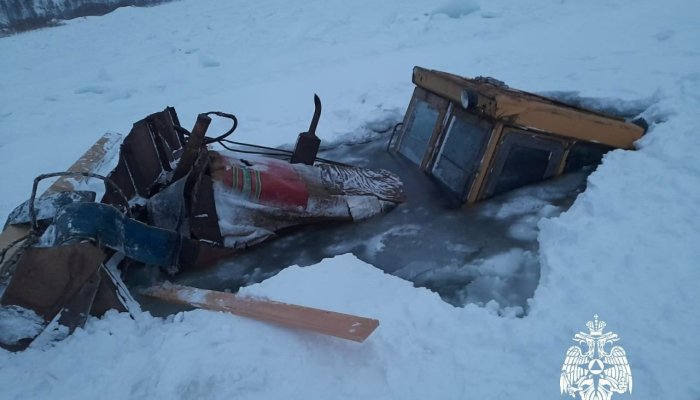 В Киренском районе трактор провалился под лед