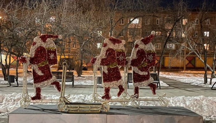 В Ленинском округе началась установка новогодних елей