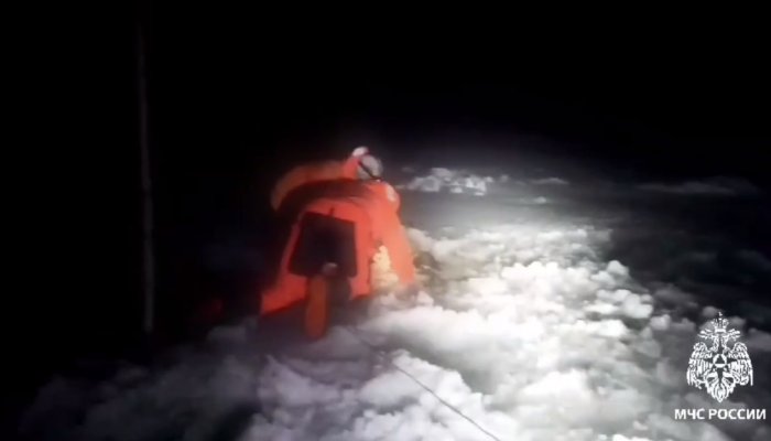 Водитель утонул, выехав на неокрепший лед Байкала (Видео)