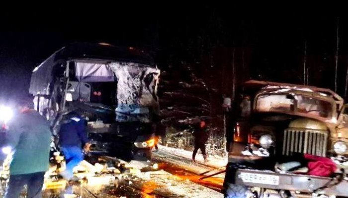 Автобус столкнулся с двумя грузовиками и большегрузом в Братском районе