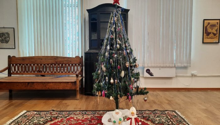 Ретро-выставка елочных игрушек и открыток советского периода открылась в Усть-Ордынском
