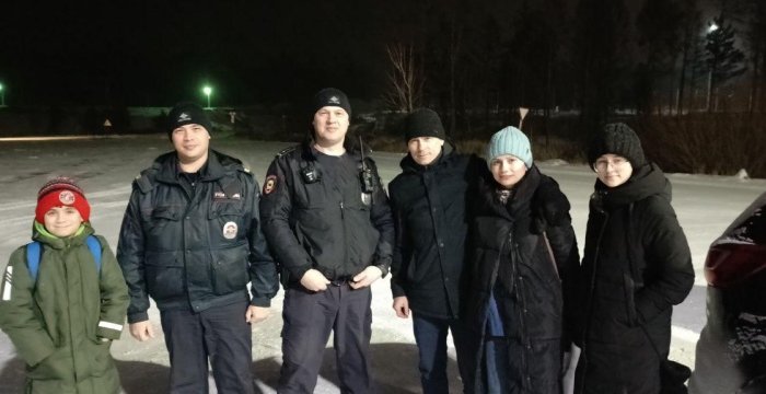 Полицейские из Братска помогли замерзающей семье на дороге