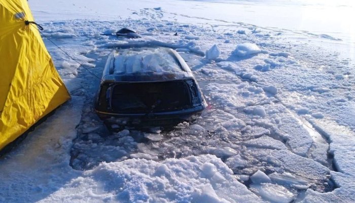Автомобиль ушел под лед в дельте Селенги