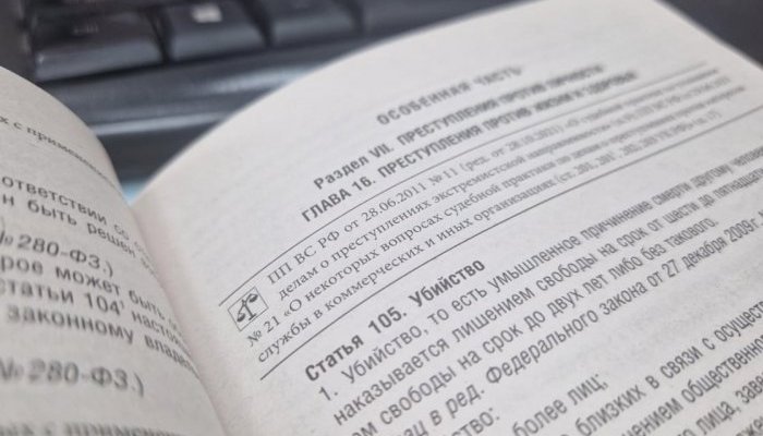 Мужчина зарезал школьницу и ранил парня в Чунском районе