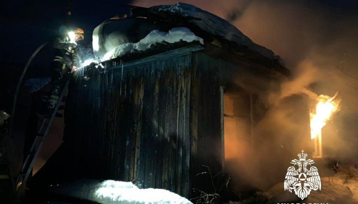 Несколько автомобилей и гараж сгорели в Приангарье за прошедшие сутки