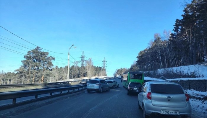 Массовая авария произошла в Иркутске на Маяковского