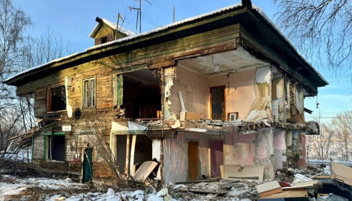 В Иркутске начали снос дома, из которого не съехали жильцы