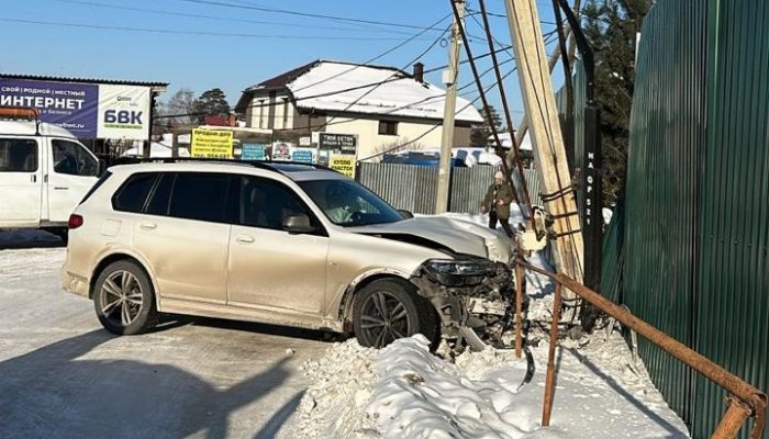 Водитель BMW врезался в опору освещения, оставив все СНТ Жаворонки без электричества