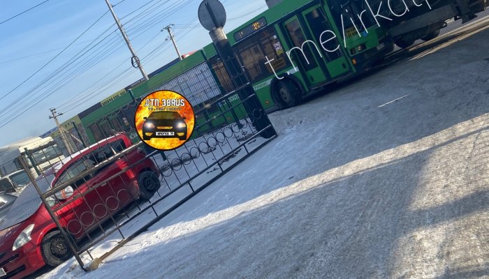 В Иркутске муниципальный автобус врезался в фуру