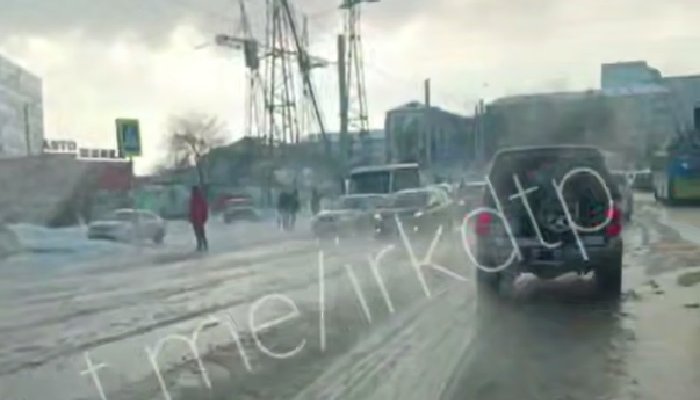 На бульваре Рябикова в Иркутске прорвало трубу (Видео)