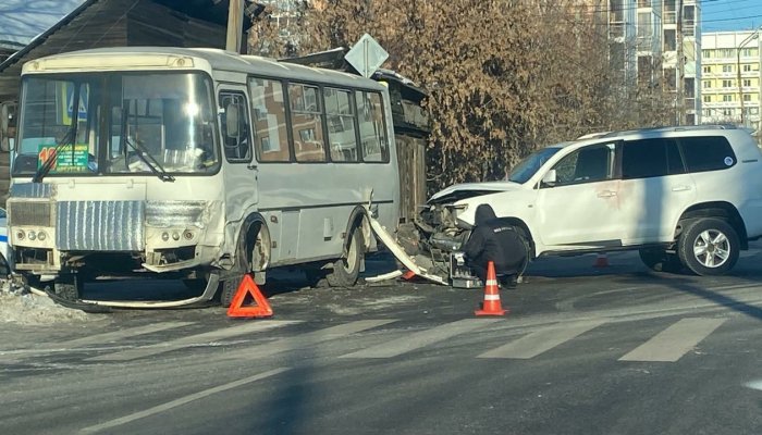 Администратор автомойки угнал внедорожник и устроил ДТП во Втором Иркутске