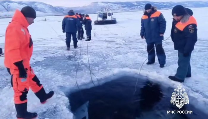 Двое рыбаков утонули вместе с автомобилем на Байкале (Видео)