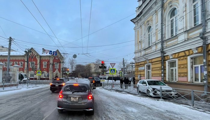 Девушка сбила двух пешеходов в центре Иркутска (Видео)