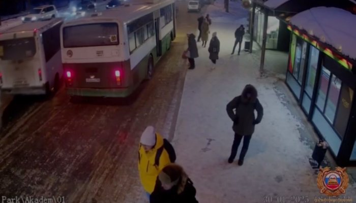 Водитель автобуса №80 в Иркутске наехал на женщину с ребенком (Видео)