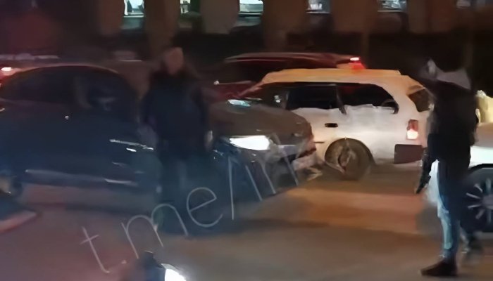 В Иркутске двое мужчин подрались на проезжей части (Видео)