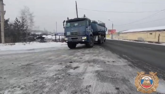 В Тулуне сотрудники ДПС помогли дальнобойщику, у которого сломалась фура на трассе (Видео)