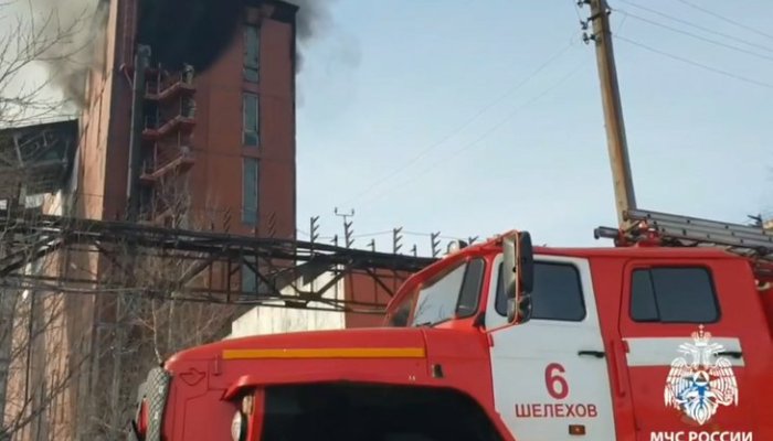 В Шелехове горел уголь на заводе (Видео)