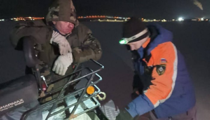 Мужчина застрял на льду Байкала из-за поломки снегохода