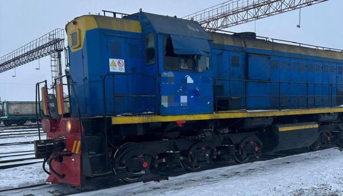 Иномарка столкнулась с неисправным тепловозом в Ангарске
