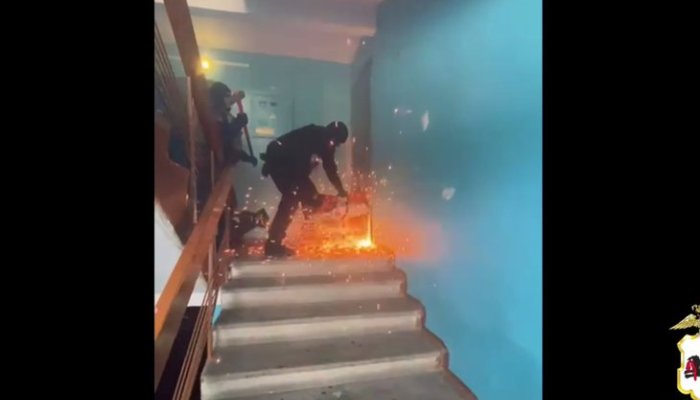 В Ангарске полицейские взяли штурмом квартиру наркоторговцев (Видео)