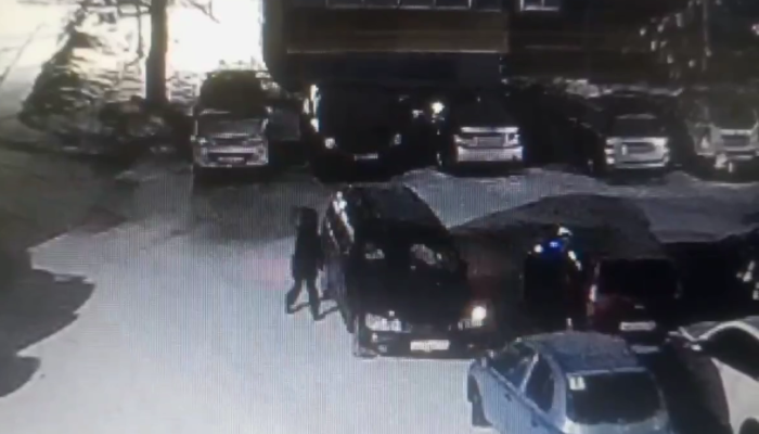 В Саянске женщина разбила чужое авто из-за конфликта с владелицей (Видео)