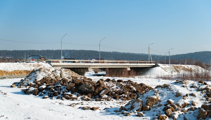 В Шелеховском районе завершается строительство моста через реку Олха