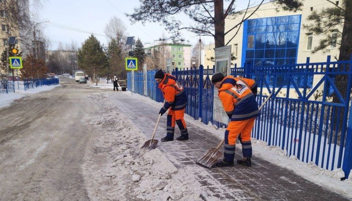 В Иркутске начали счищать наледь с улиц