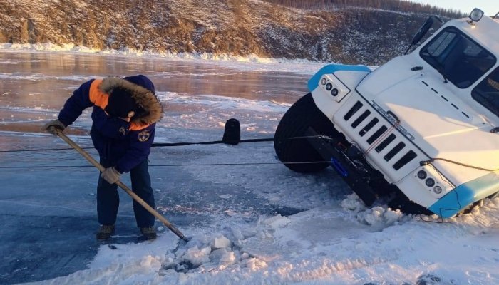 Вездеход провалился в трещину на Малом море