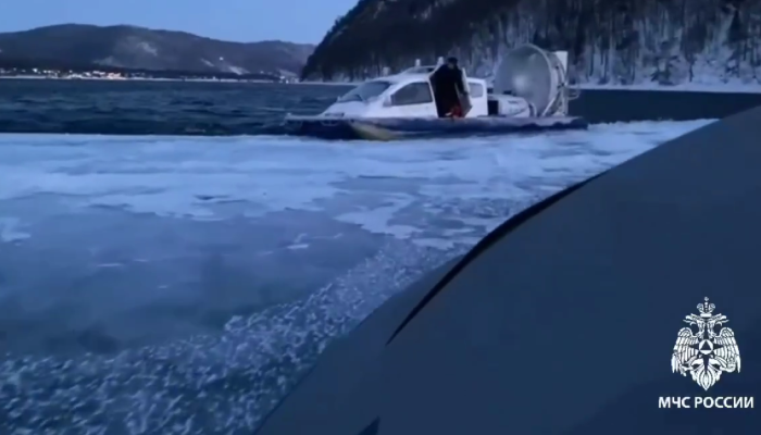 На Байкале судно на воздушной подушке застряло в шуге (Видео)